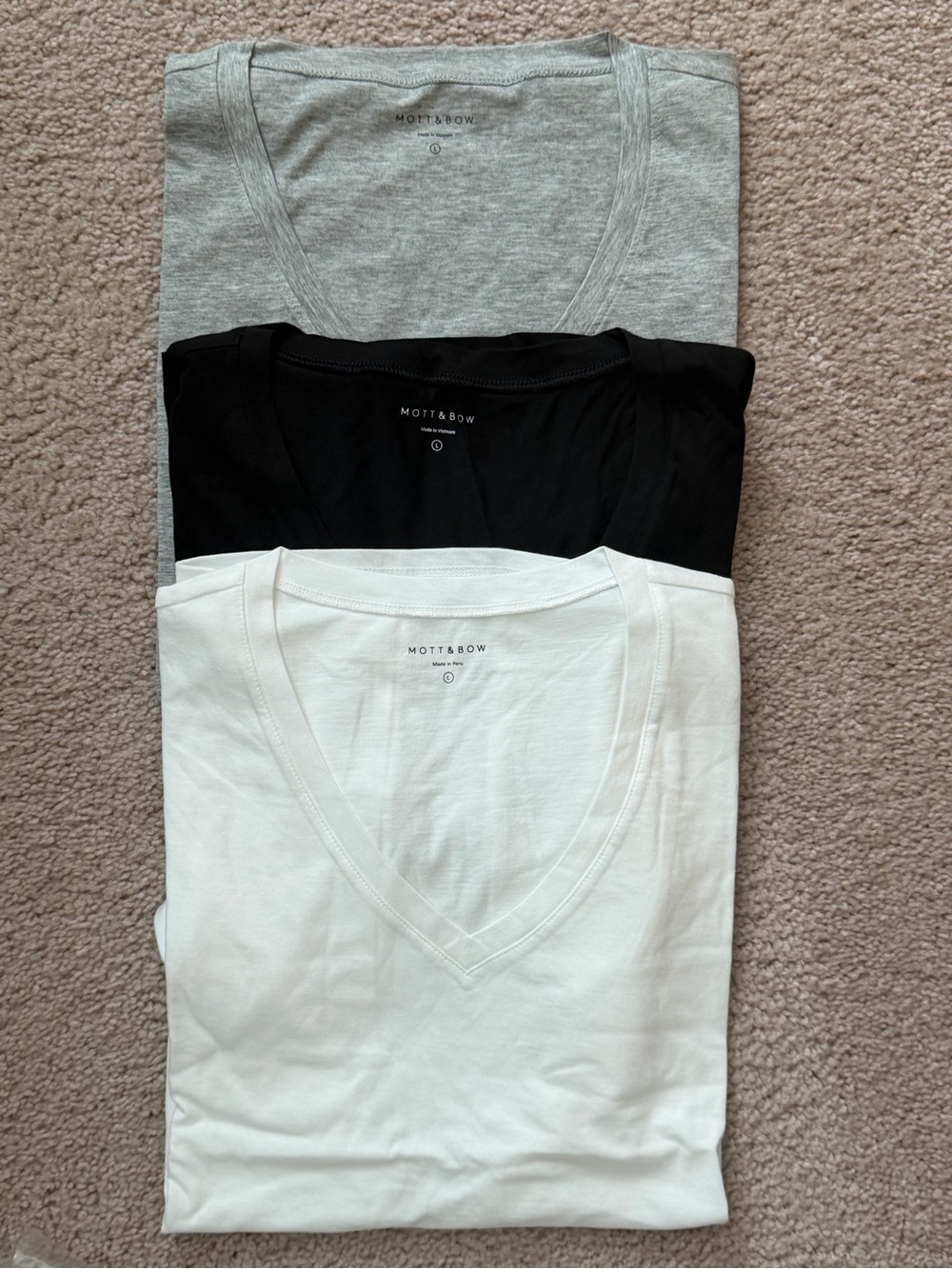 Mott & Bow Fitted V-Neck Marcy Tee size large women’s 
3 pack new never used